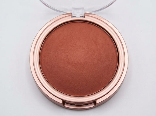 Enhance your complexion with this radiant baked bronzer designed to deliver a soft